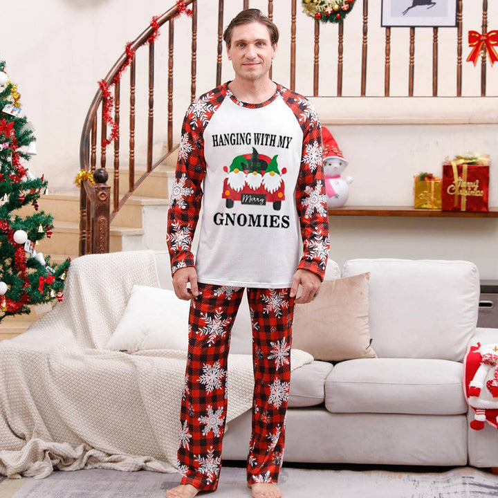 Wesołych Świąt Mikołaj i drzewo pasujące do kompletu piżam rodzinnych