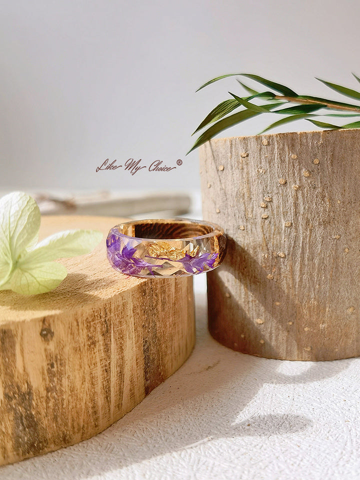 Ręcznie robiony pierścionek z suszonych kwiatów inkrustowany żywicą-złota folia fioletowa