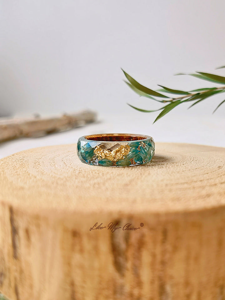 Ręcznie robiony pierścionek z suszonych kwiatów inkrustowany żywicą-złota folia niebieska