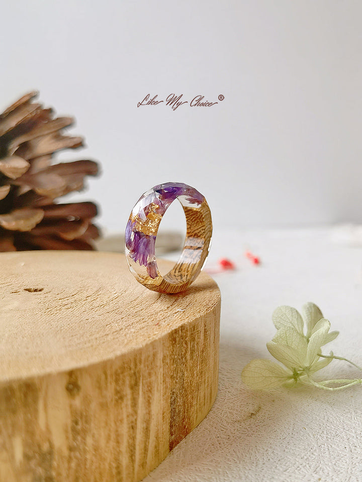 Handgefertigter Ring aus Kunstharz mit Intarsien aus getrockneten Blumen – Lila
