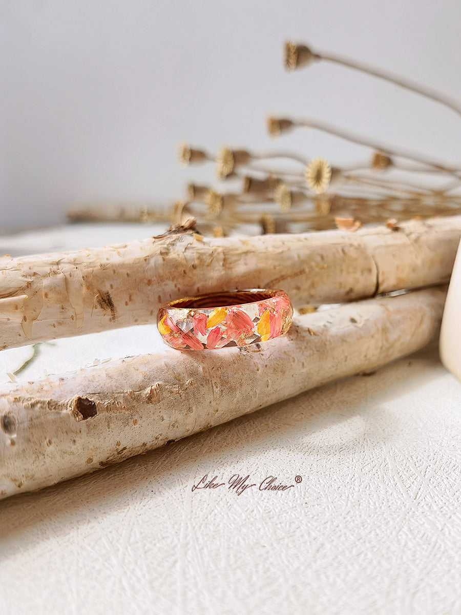 خاتم مصنوع يدويًا من الراتينج مرصع بالزهور المجففة من رقائق الذهب باللون الأحمر