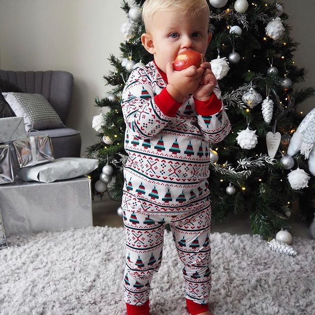 Weihnachtlich bedruckter Eltern-Kind-Anzug mit rundem Kragen