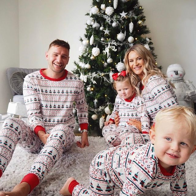 Weihnachtlich bedruckter Eltern-Kind-Anzug mit rundem Kragen
