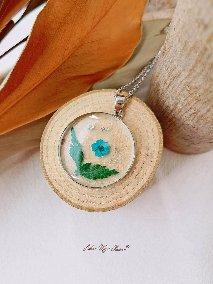 Podmanivý modrý náhrdelník s květinovou elegancí