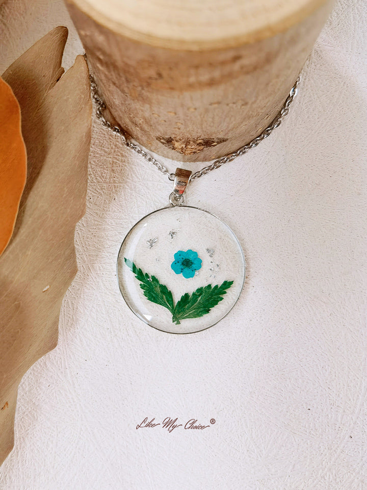 Podmanivý modrý náhrdelník s květinovou elegancí