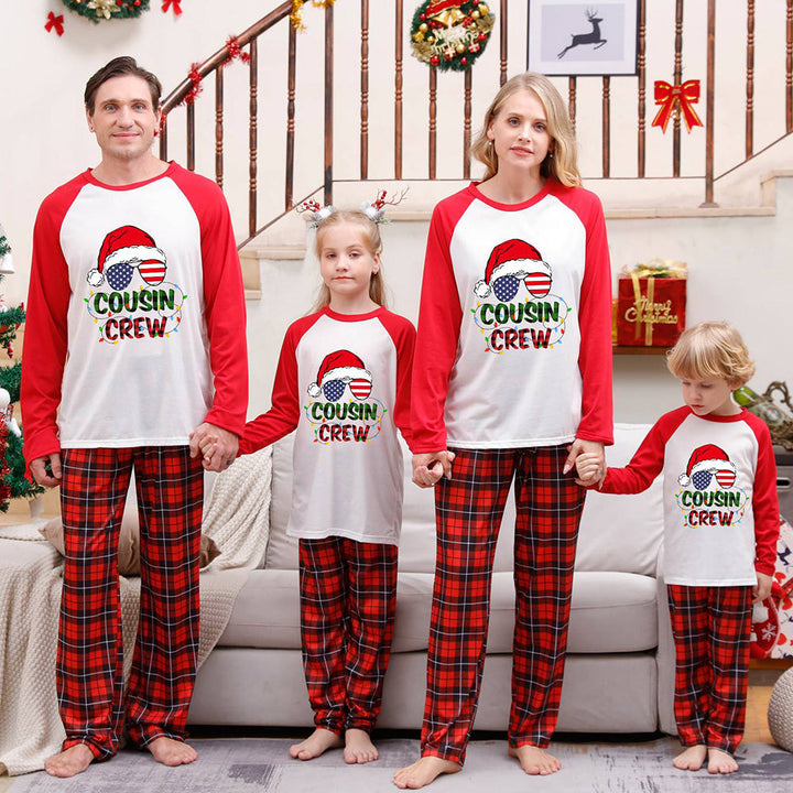 Weihnachtsgeweih und Buchstaben, rot und schwarz kariert, passendes Familien-Pyjama-Set
