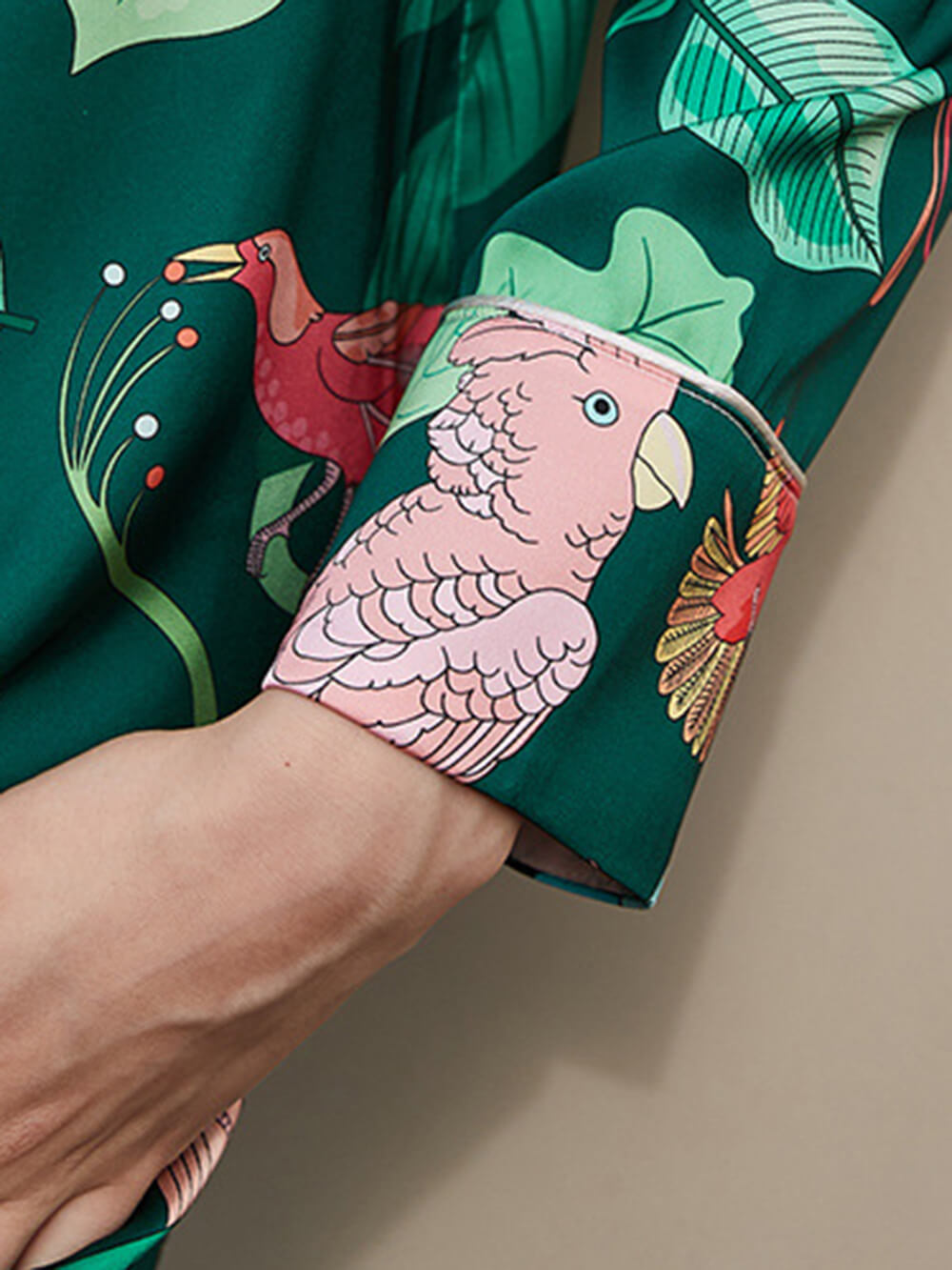 Jedwabna piżama z nadrukiem zielonej papugi