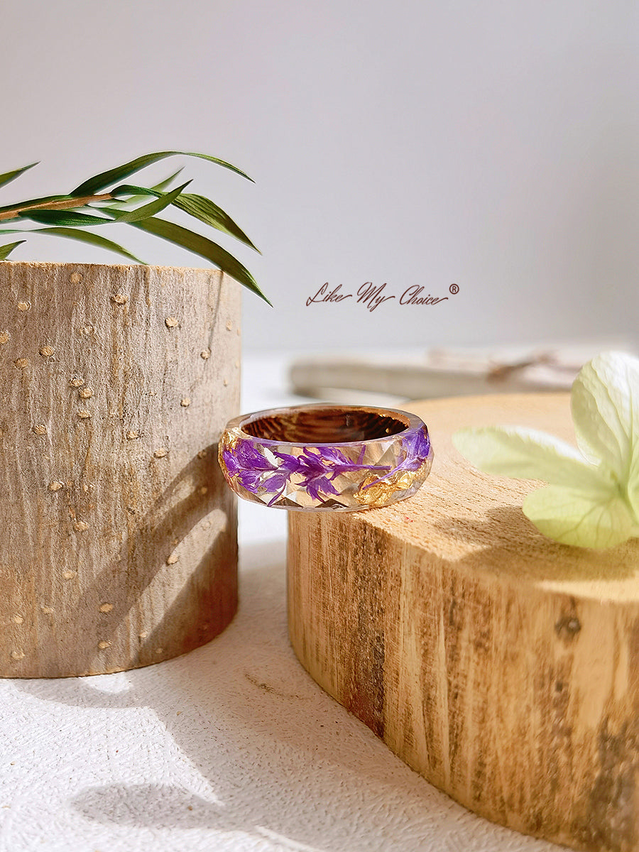 Handgefertigter Ring aus Kunstharz mit Intarsien aus getrockneten Blumen – Goldfolie lila