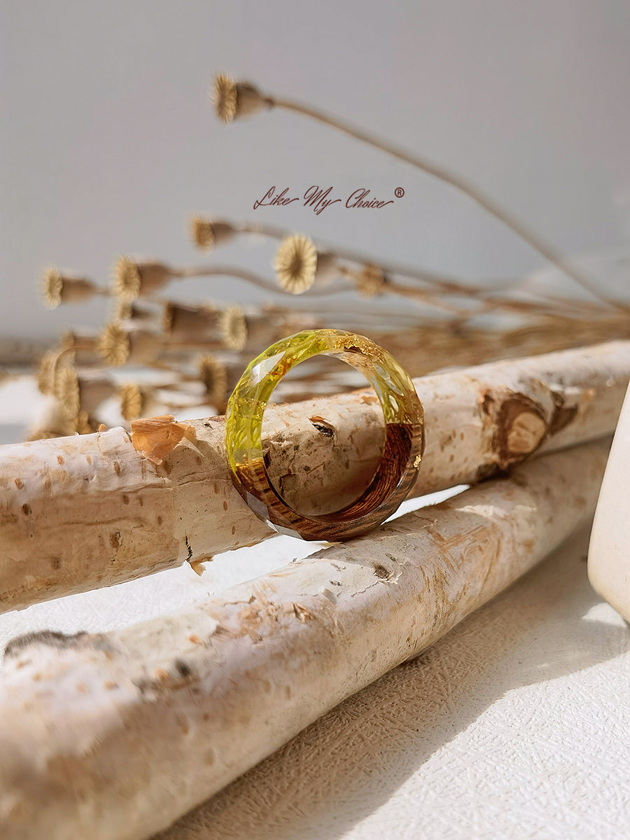 زهرة مجففة مصنوعة يدويًا مرصعة بحلقة من الراتينج - رقائق ذهبية من الأعشاب البحرية