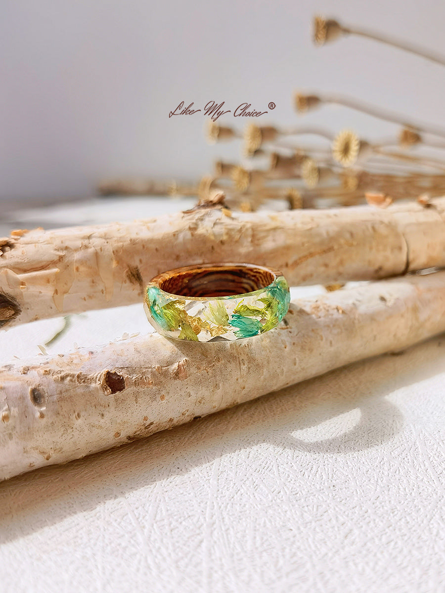 Anello in resina con intarsio di fiori secchi fatti a mano - Lamina d'oro verde