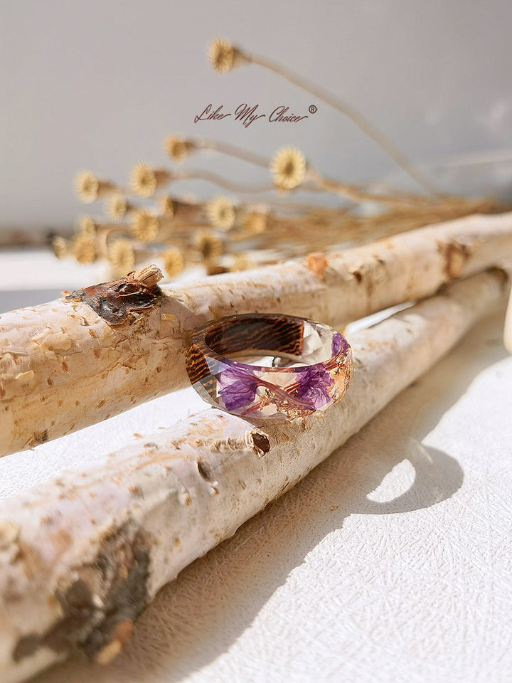 Inel de rășină cu incrustație de flori uscate lucrat manual - folie de aur violet
