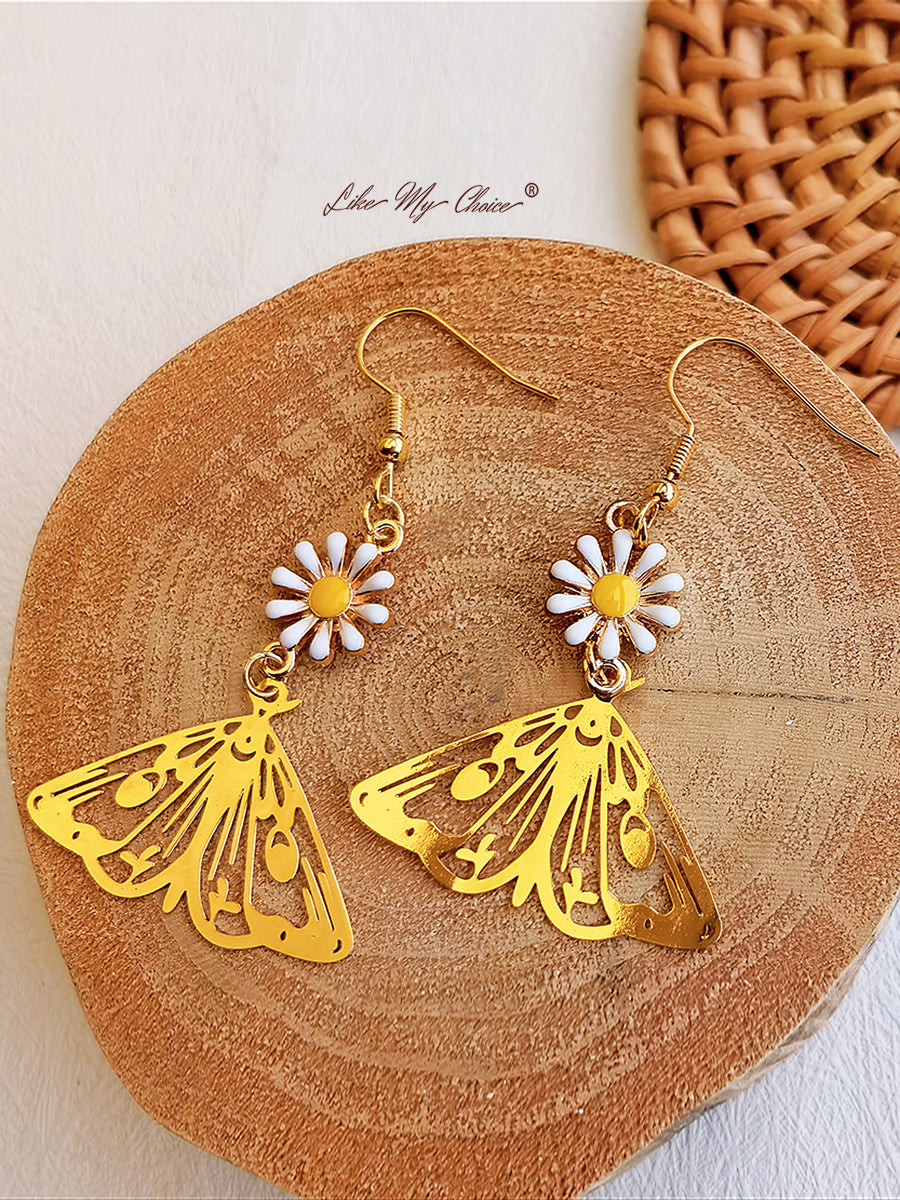 Aretes colgantes de mariposa hueca dorada con margaritas