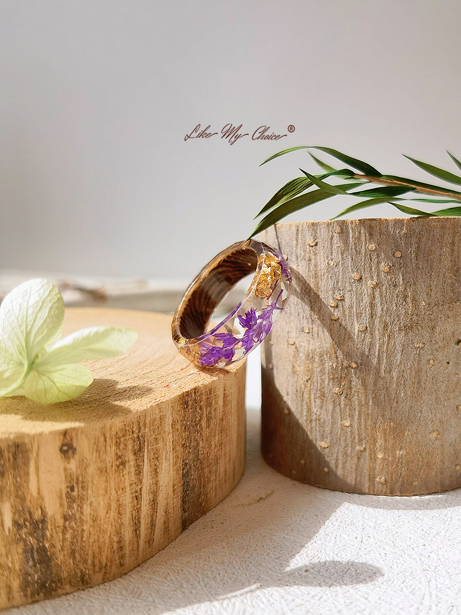 Ręcznie robiony pierścionek z suszonych kwiatów inkrustowany żywicą-złota folia fioletowa