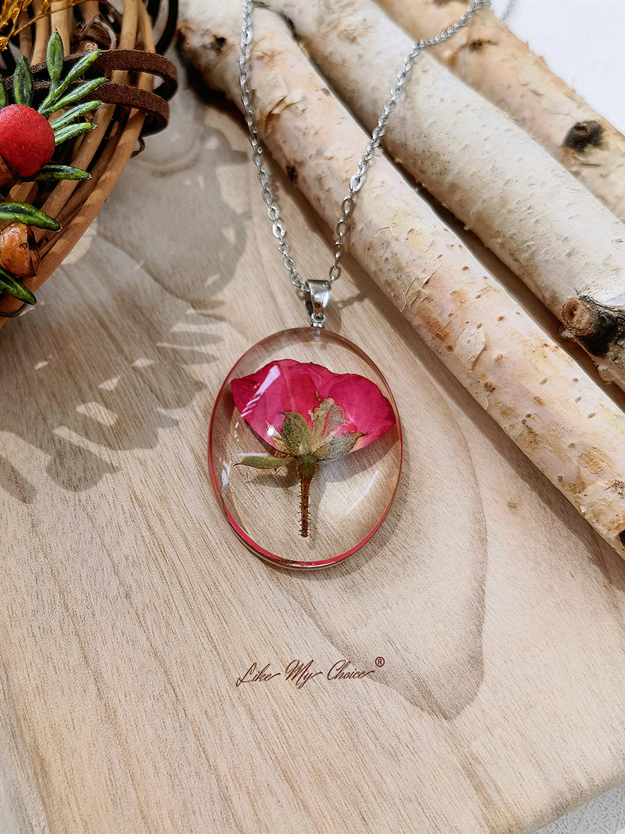 Halskette mit gepressten Blumen – Rosenharz