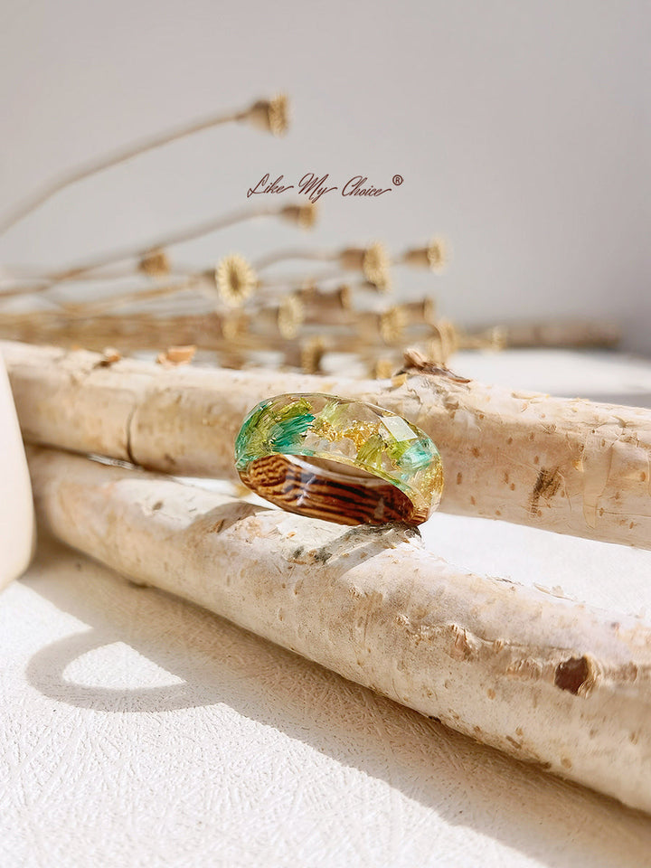 خاتم مصنوع يدويًا من الراتينج مرصع بالزهور المجففة - ذهبي فويل أخضر