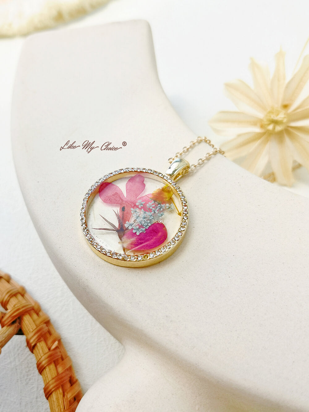 Collier avec pendentif rond en résine et cristal, fleur d'orchidée dansante