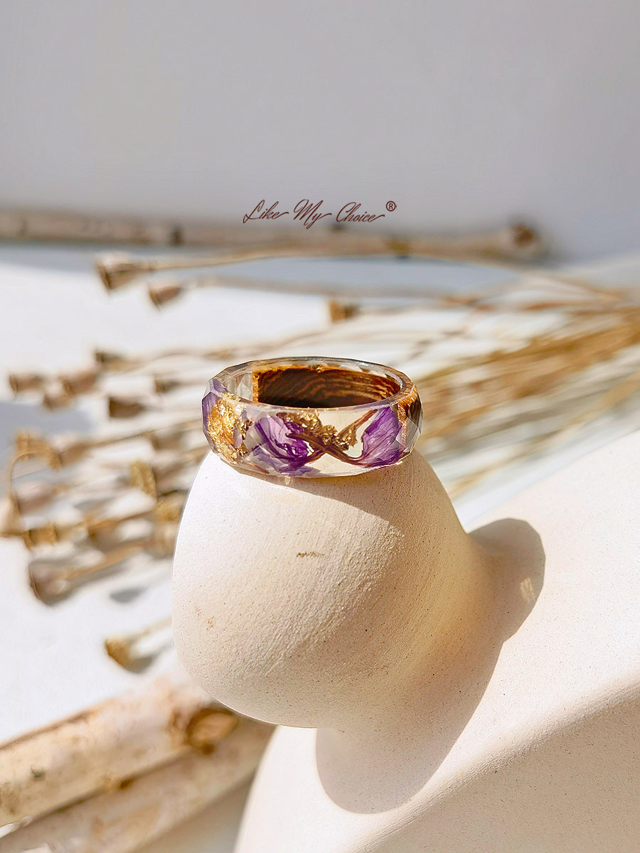Inel de rășină cu incrustație de flori uscate lucrat manual - folie de aur violet
