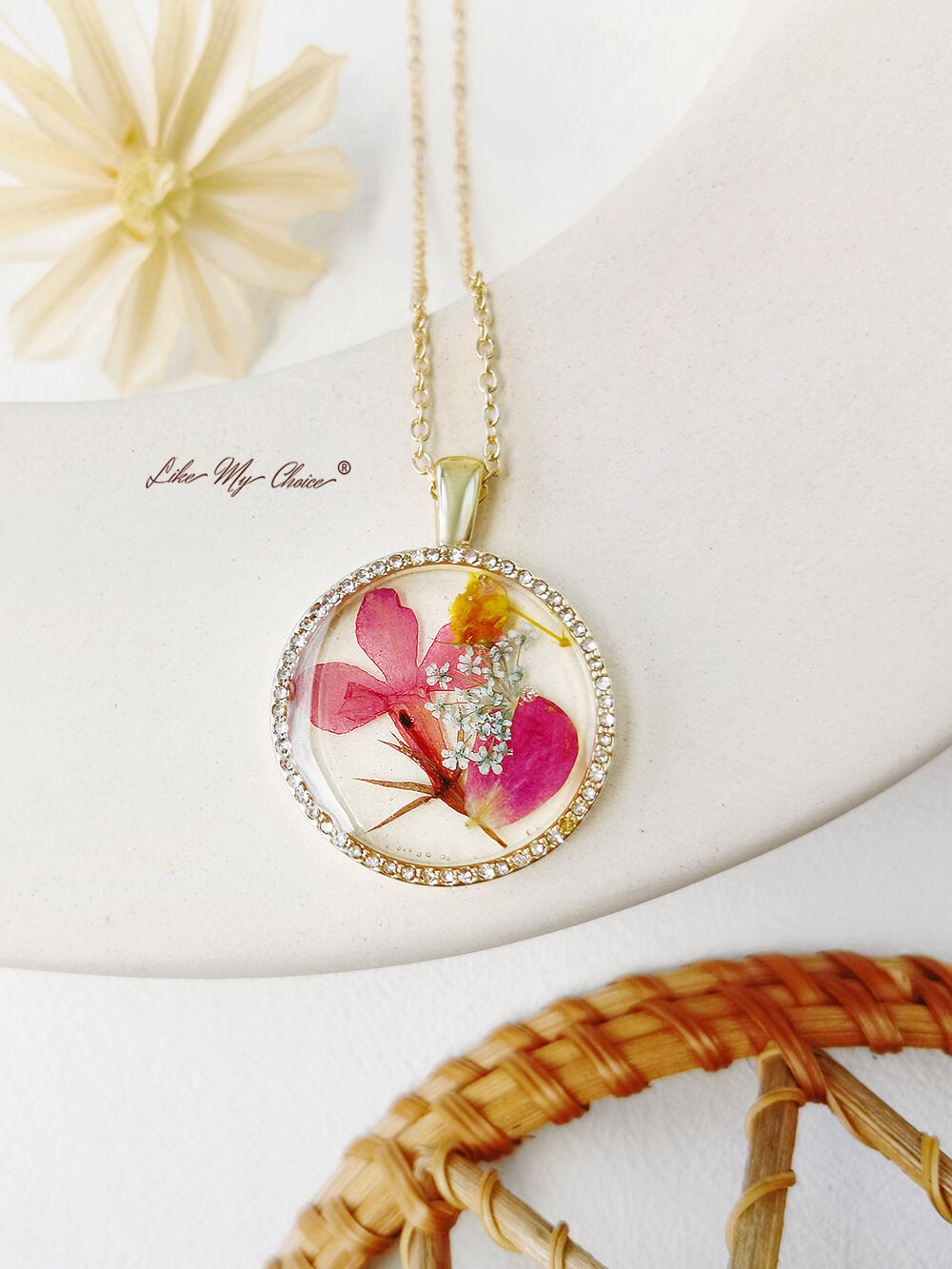 Collier avec pendentif rond en résine et cristal, fleur d'orchidée dansante