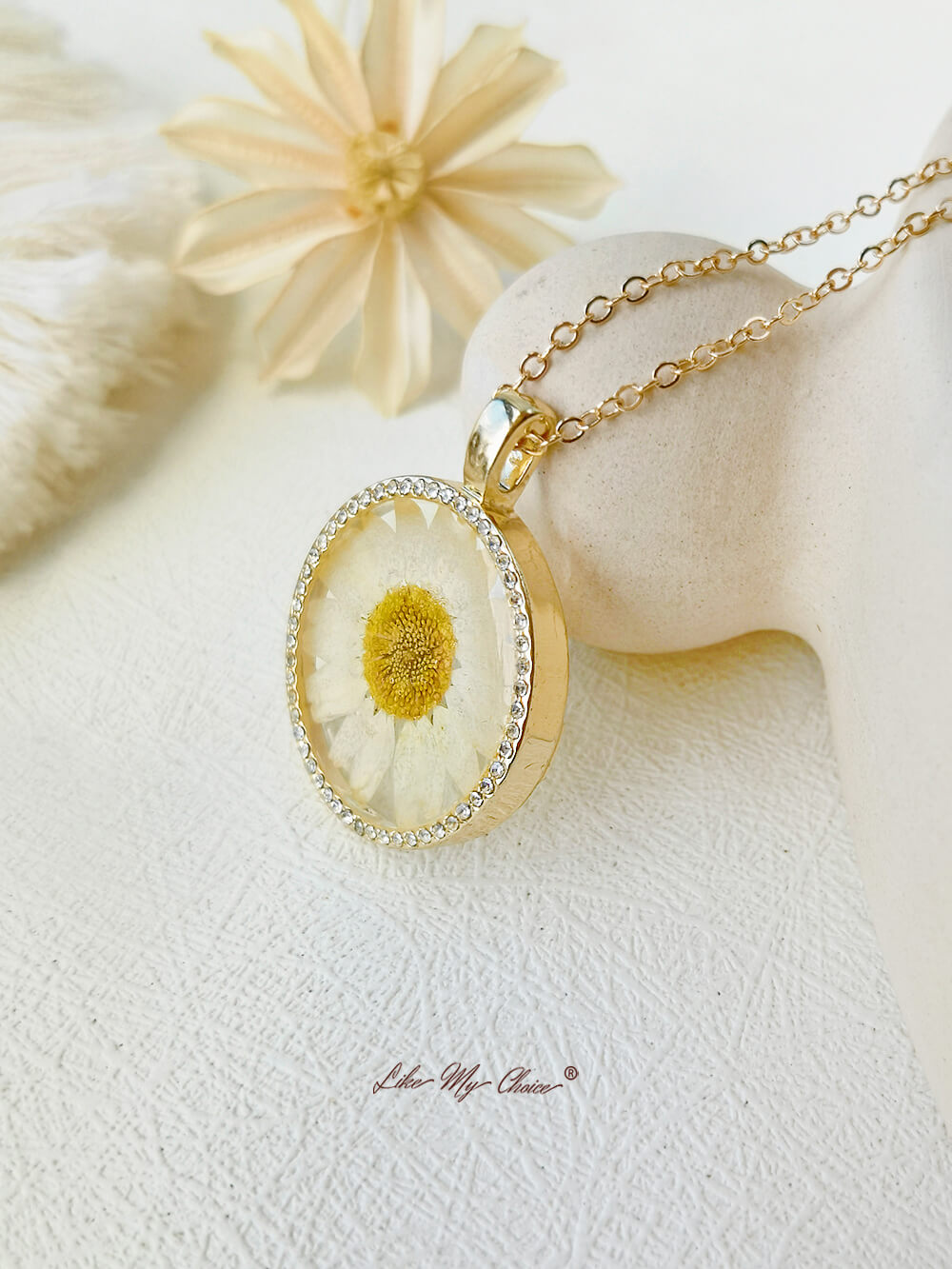 Daisy Flower Resin Round Crystal Pendant Necklace