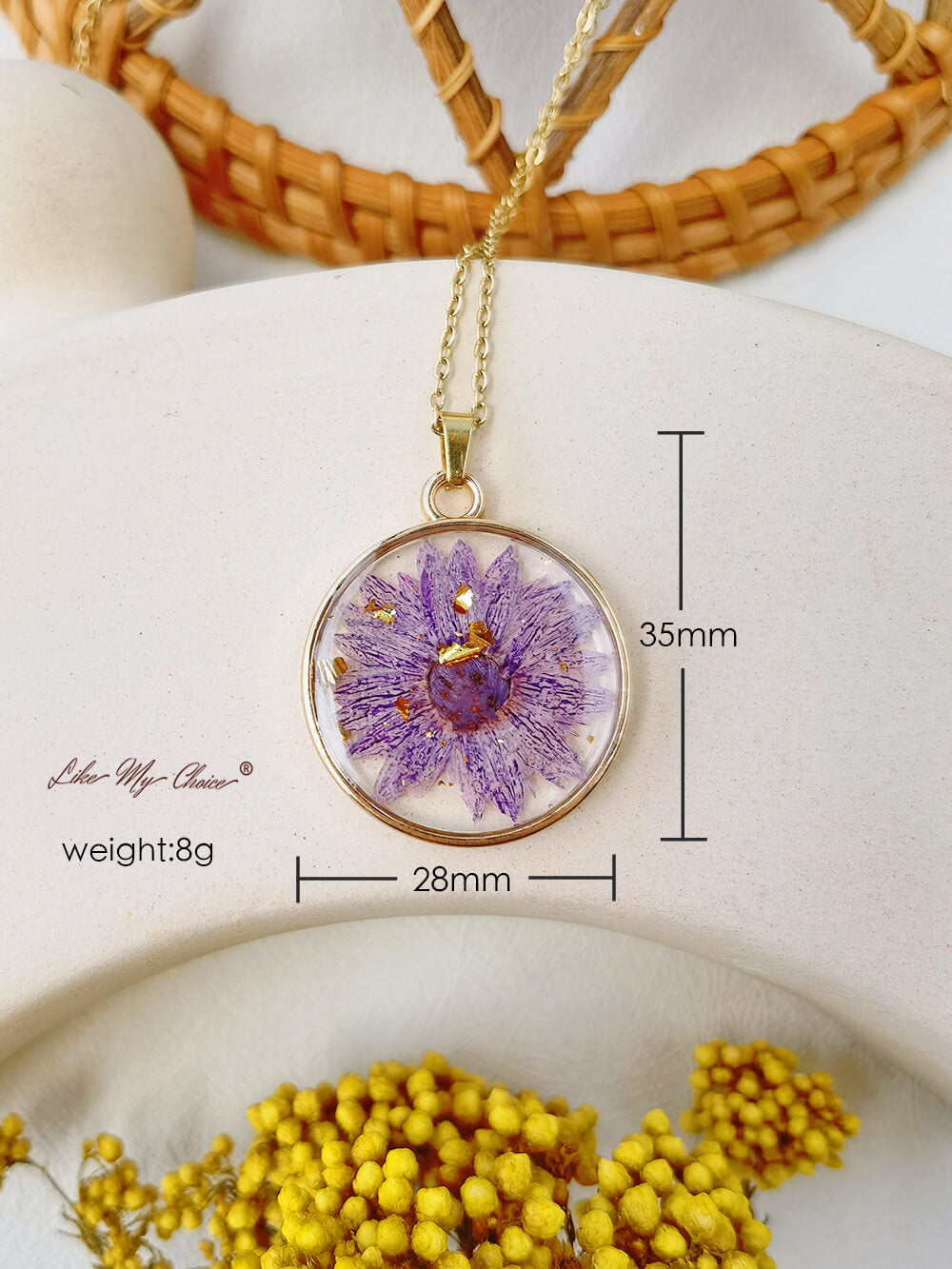 Lila Gänseblümchen-Harz-Halskette mit rundem Kristallanhänger