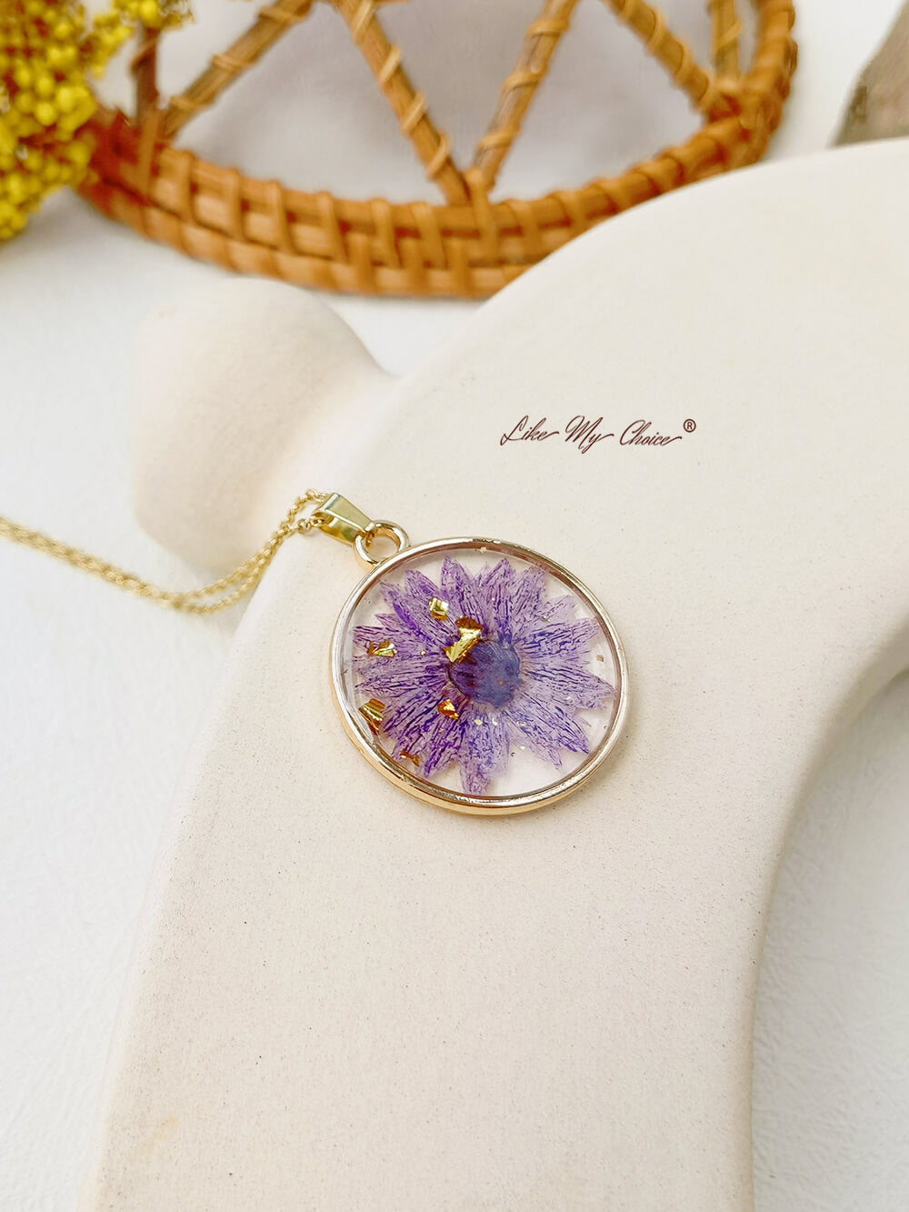 Naszyjnik z okrągłym kryształem z żywicy fioletowej stokrotki