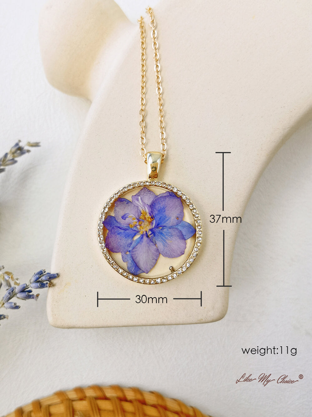 Collier pendentif rond en cristal de résine de fleur pressée de violettes