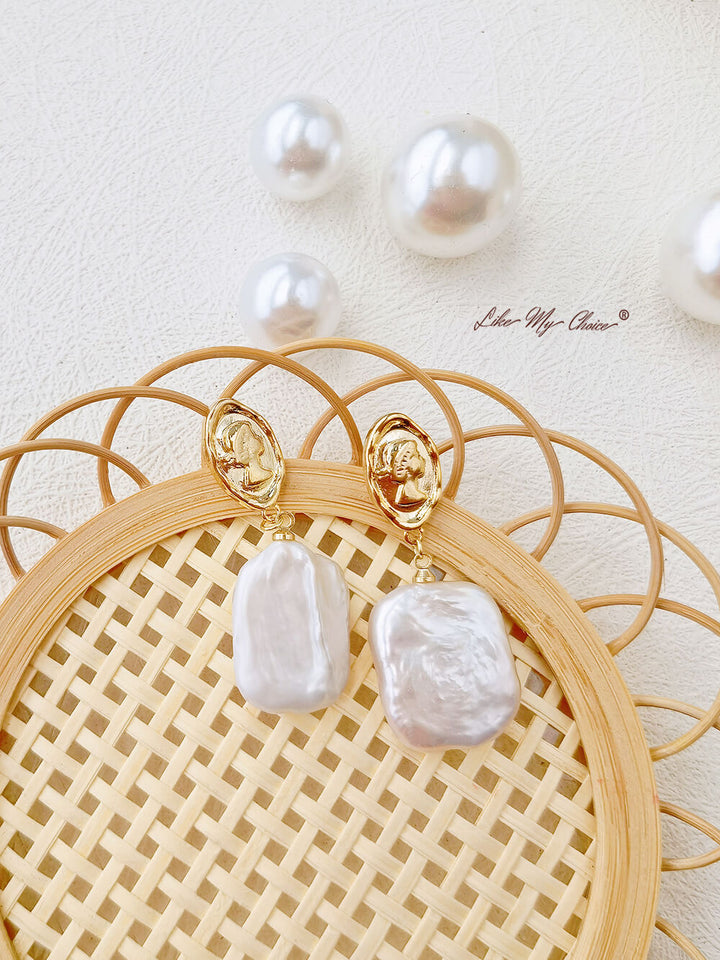 Boucles d'oreilles déesse vintage en perles d'eau douce : simples et chics.