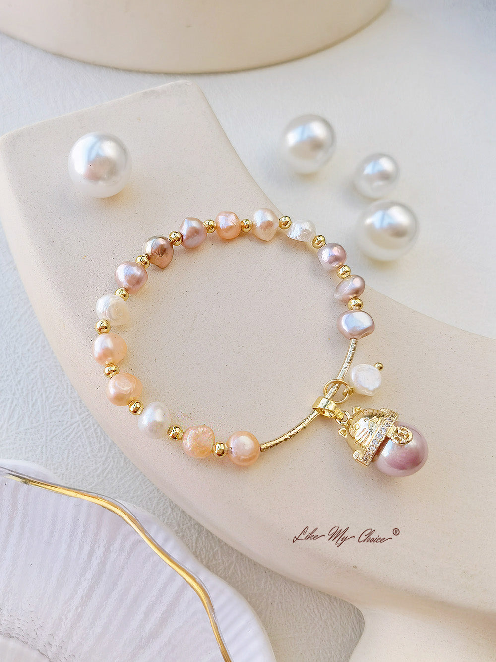 Bracelet asymétrique baroque de perles d’eau douce