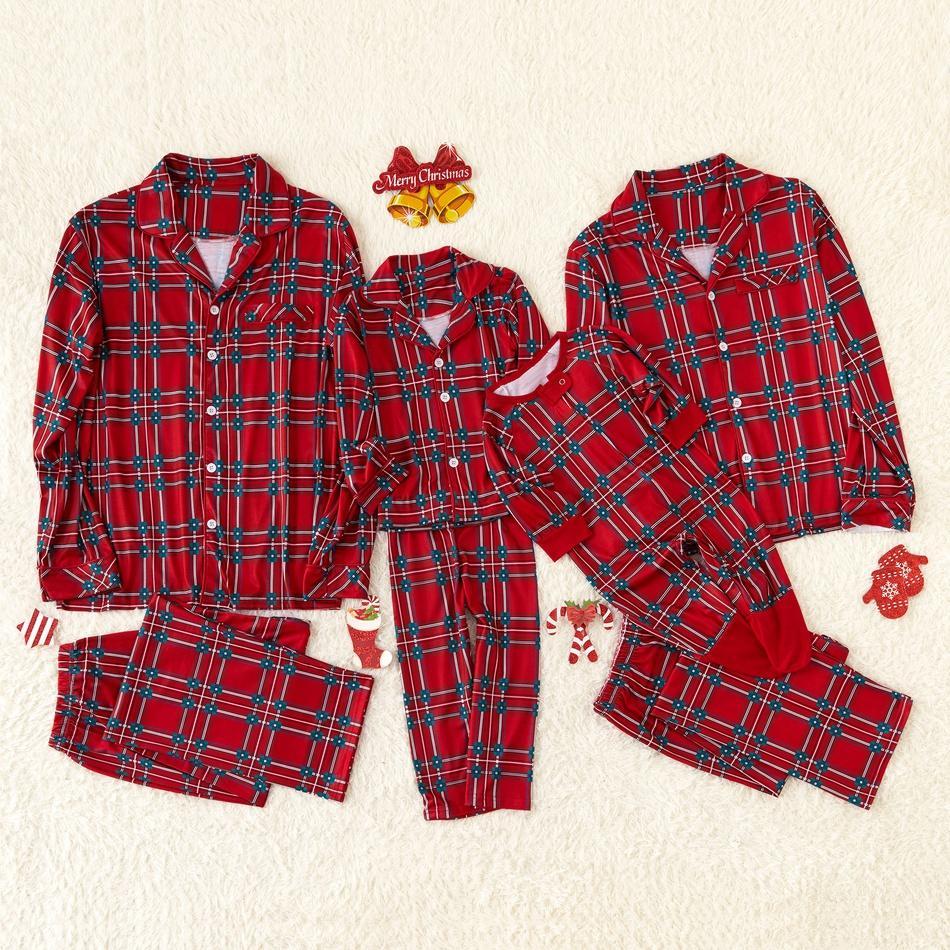 Bijpassende pyjamasets voor de familie met kerstruit en revers