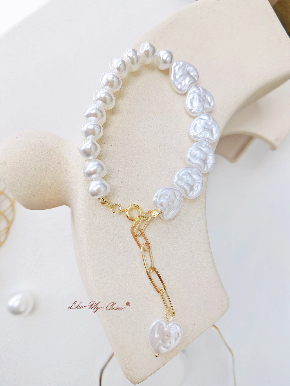 Asymetryczna bransoletka T-Bar z perłami w kształcie serca