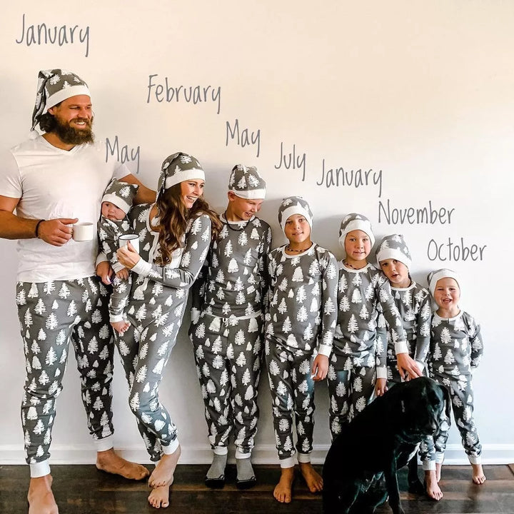 Harmaavalkoinen joulukuusikuvio perheeseen sopivat pyjamat