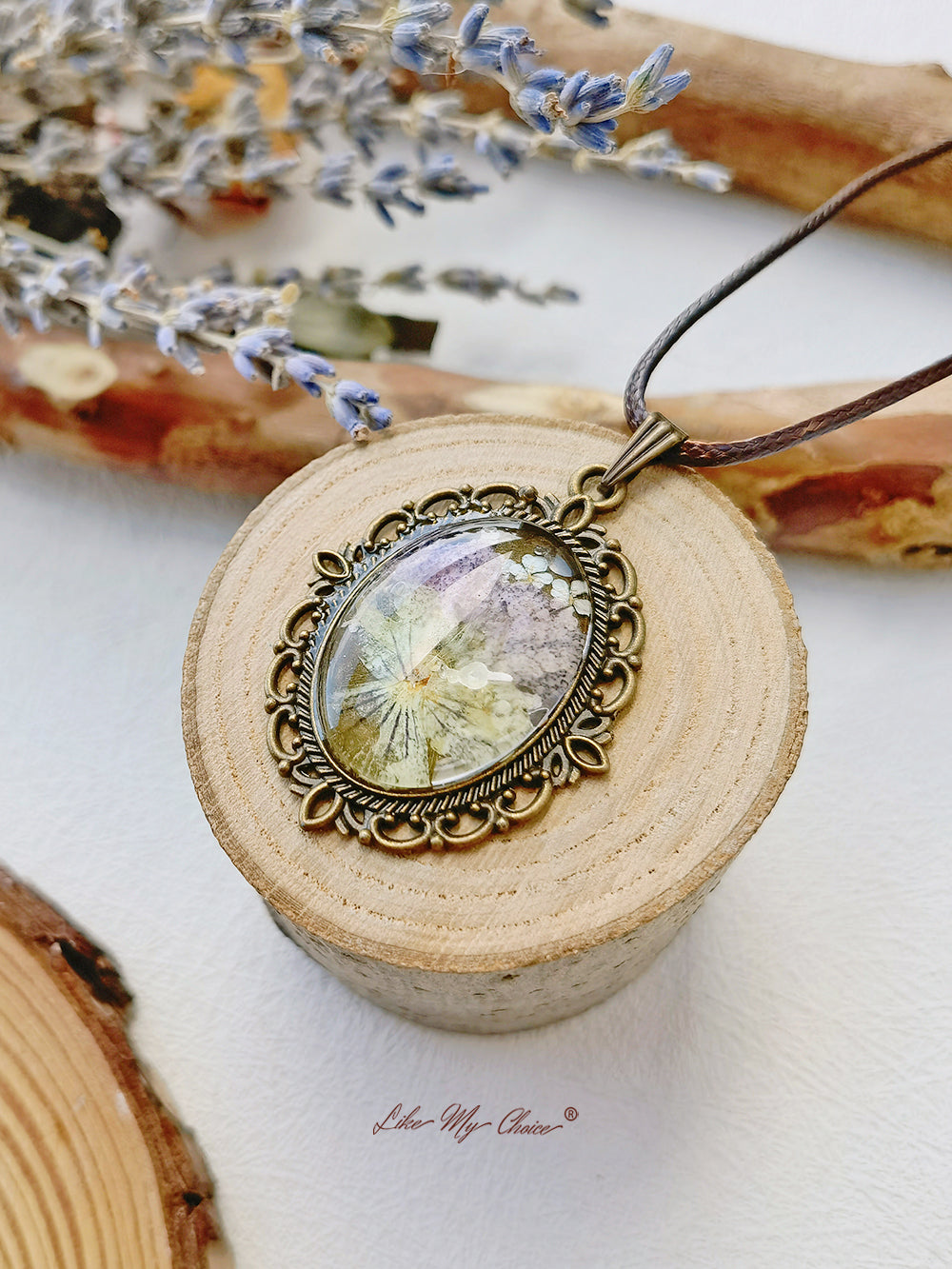 Tříbarevný kulatý vintage náhrdelník ze suchých květin