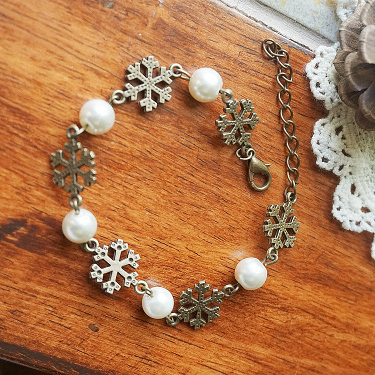 Bracelet de Noël en perles de forêt faites à la main et flocon de neige