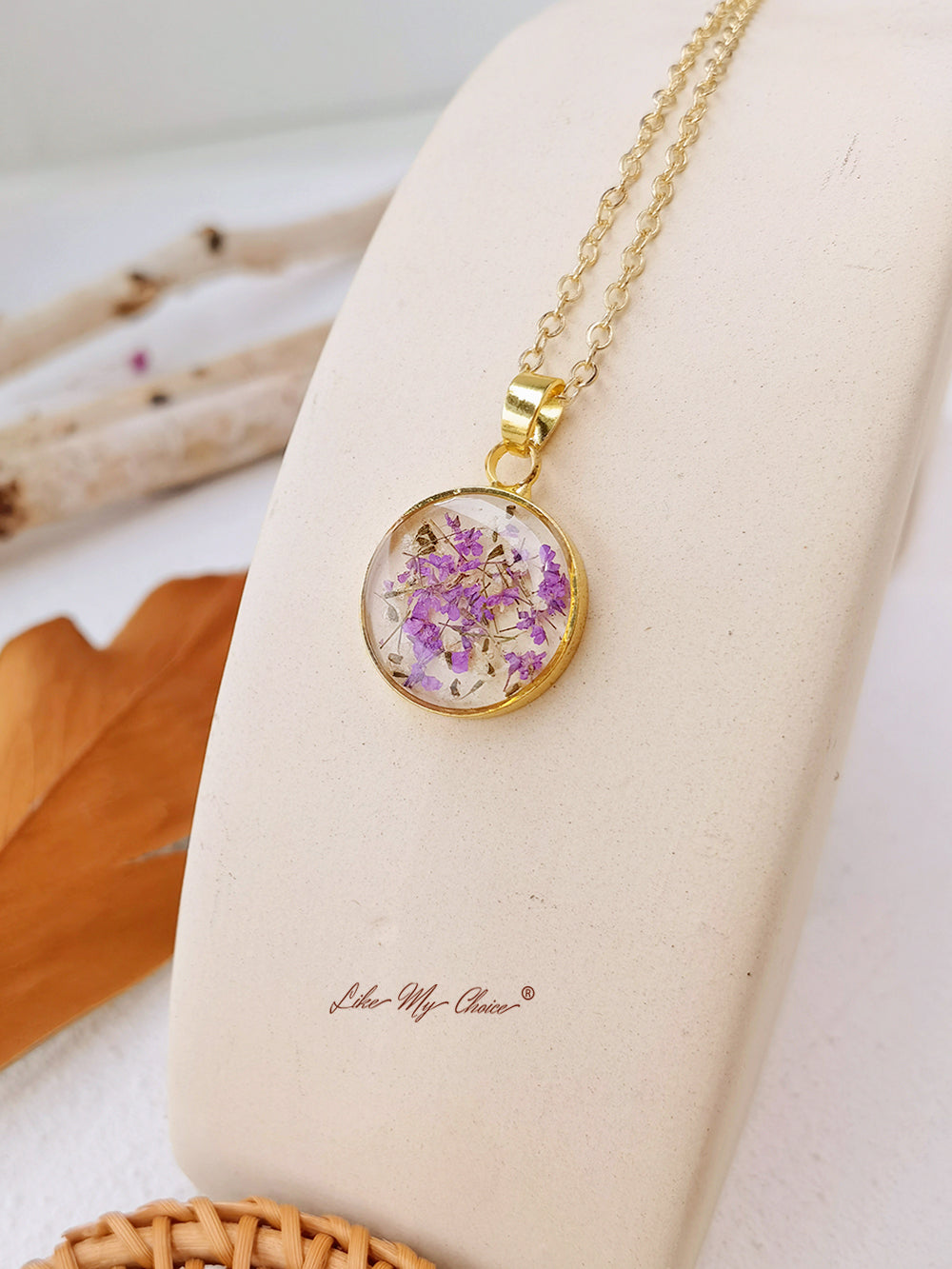 Collar de círculo de oro con colgante botánico de flor de encaje de la reina Ana