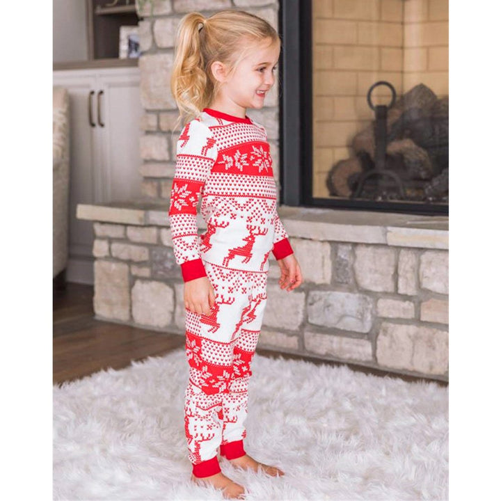Weihnachts-Familienpyjama-Set mit roten Nähten und Rentiermuster