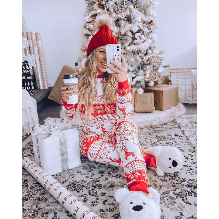 Weihnachts-Familienpyjama-Set mit roten Nähten und Rentiermuster