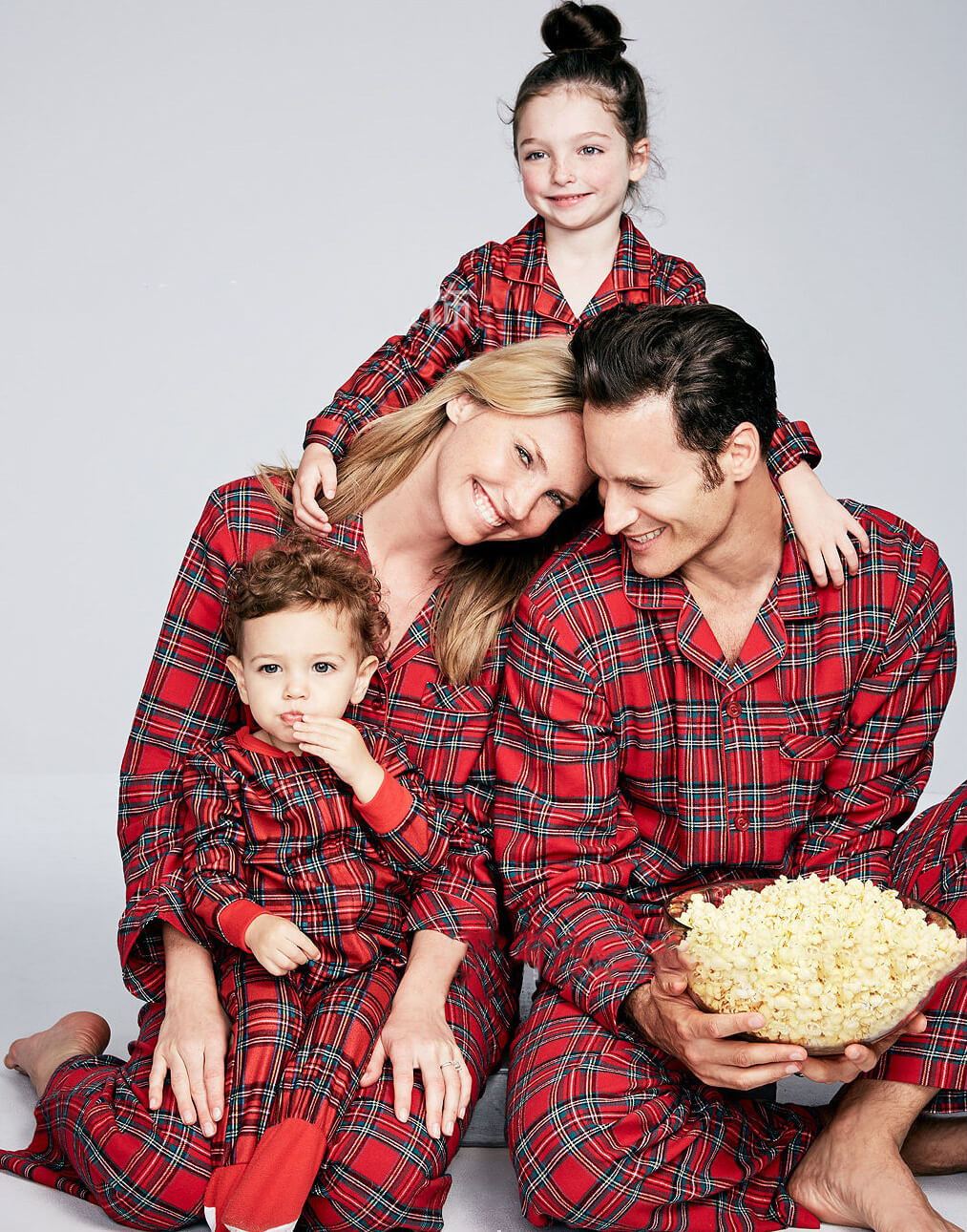 Joulun ruudullinen rintalappu perheille sopivat pyjamasetit