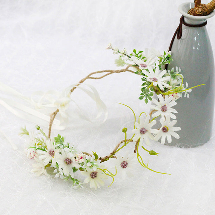 Coroană cu flori de margaretă albă