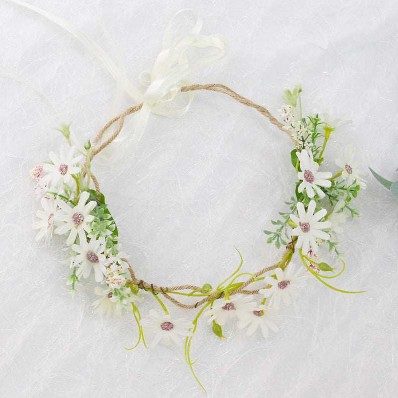 Corona de flor de margarita blanca