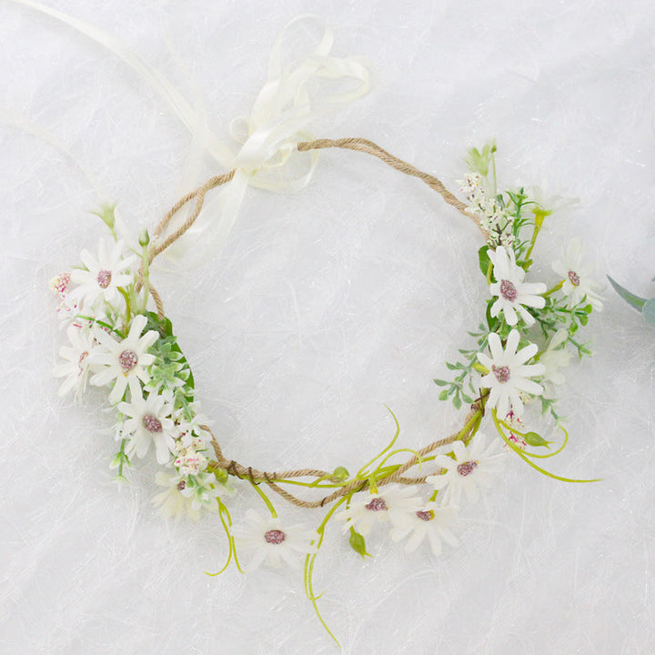 Corona de flor de margarita blanca