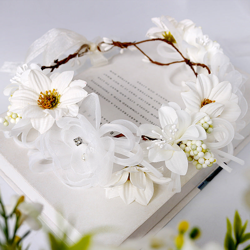 Corona de flores de encaje blanco
