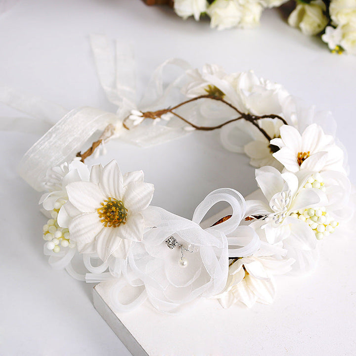 Corona de flores de encaje blanco
