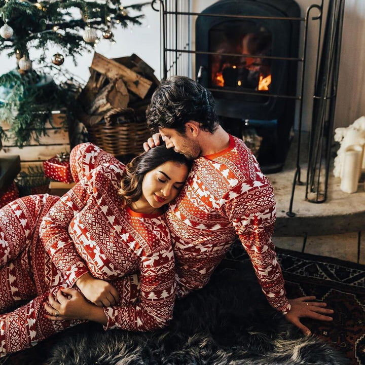 Punavalkoinen jouluprintti Perheeseen sopivat pyjamasetit