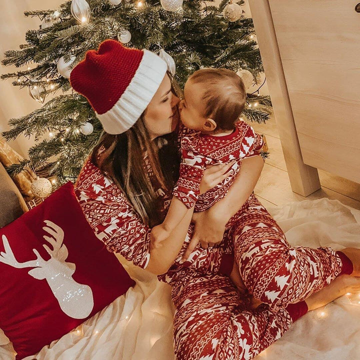 Conjuntos de pijamas a juego familiares con estampado navideño rojo y blanco