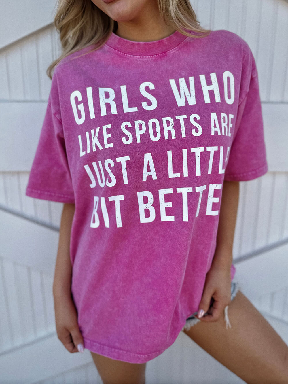 Mineral-Wash ¡° Fetele cărora le place sportul sunt doar puțin mai bune ¡± tricou roz