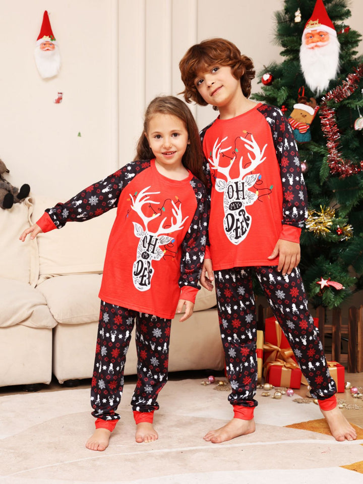 Conjuntos de pijamas a juego familiares con ciervos y nieve navideños rojos (con ropa para perros)