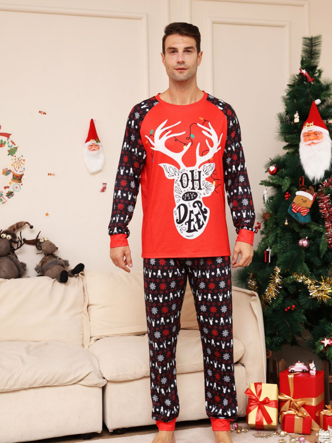 Conjuntos de pijamas a juego familiares con ciervos y nieve navideños rojos (con ropa para perros)