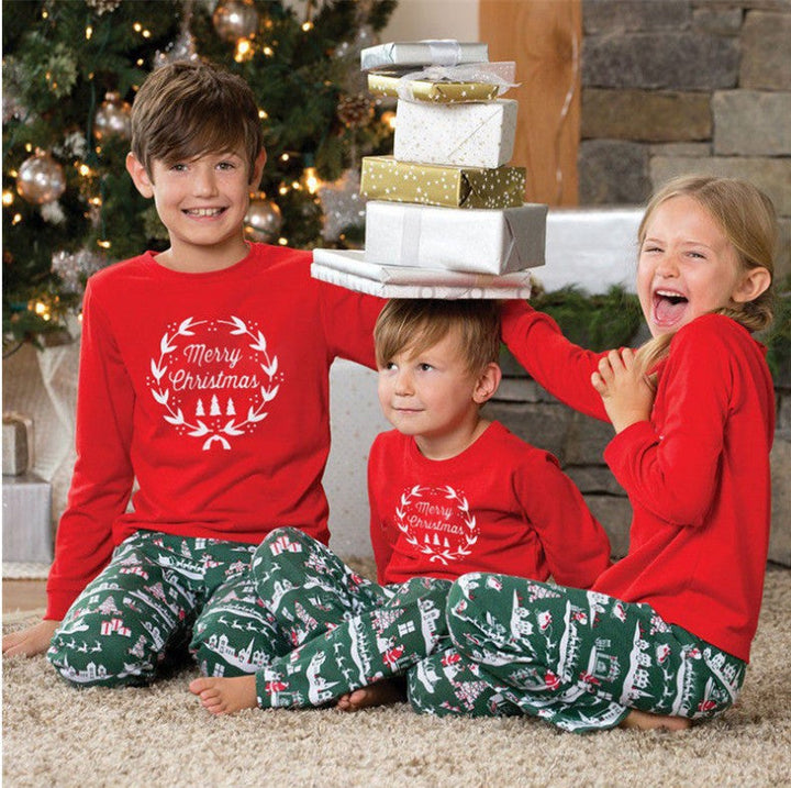 Conjuntos de pijamas combinando com guirlanda de Natal