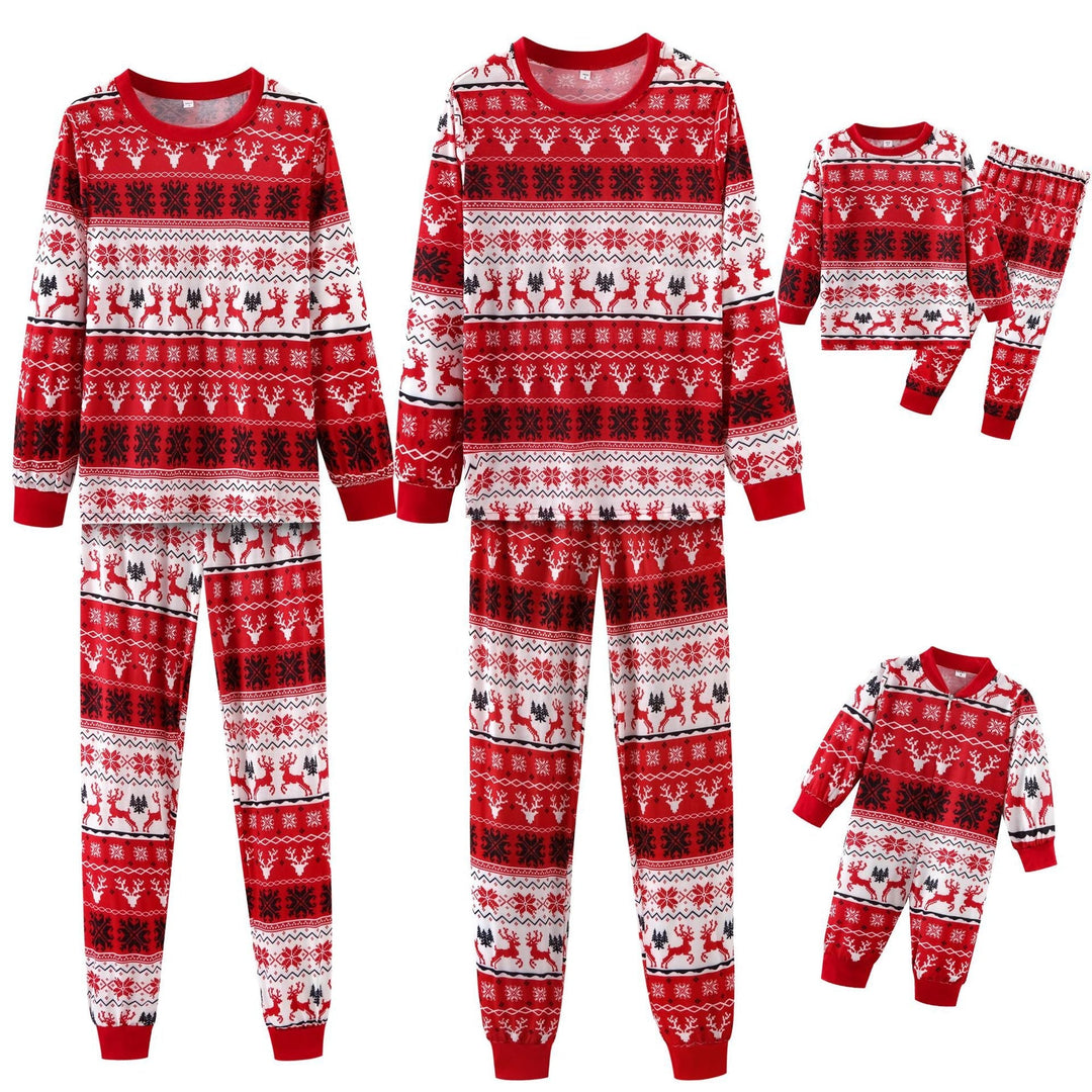 Passender Pyjama mit rotem Weihnachtselch-Print