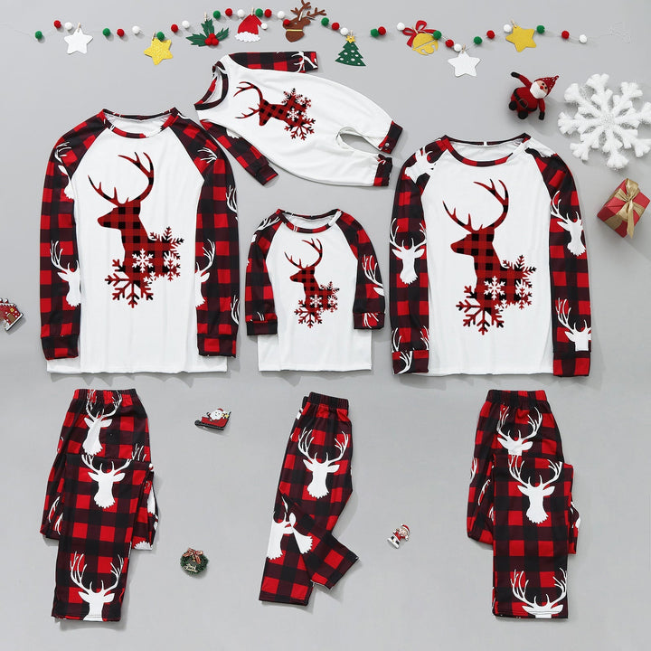 Passende Pyjama-Sets mit weihnachtlichem Hirsch-Print
